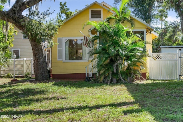 view of side of property featuring a lawn