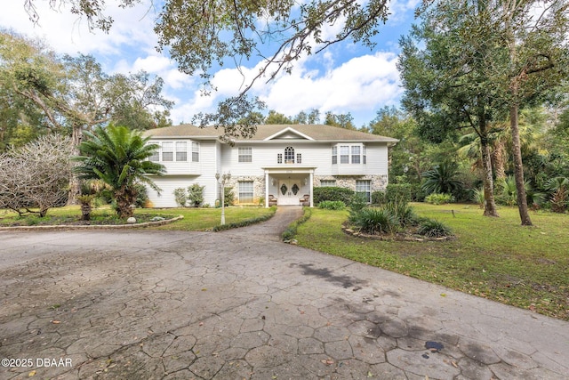 view of front of house featuring a front lawn