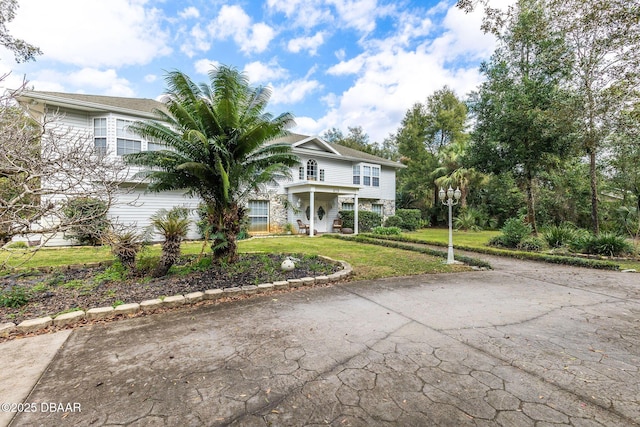 view of front of house featuring a front lawn