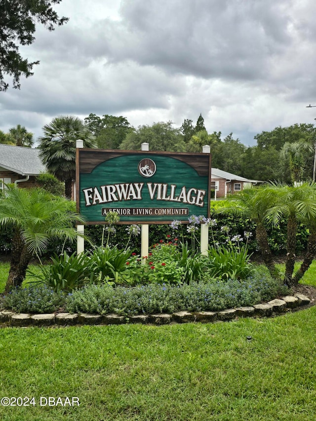 community sign with a yard