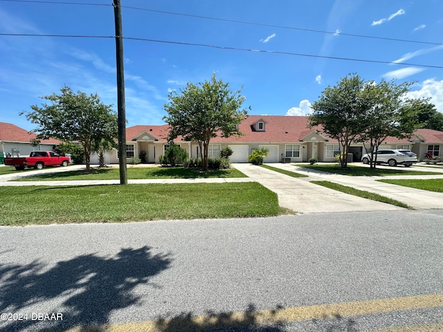 view of front of property with a front lawn