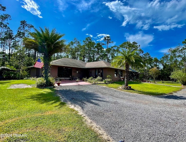 ranch-style home featuring a front lawn