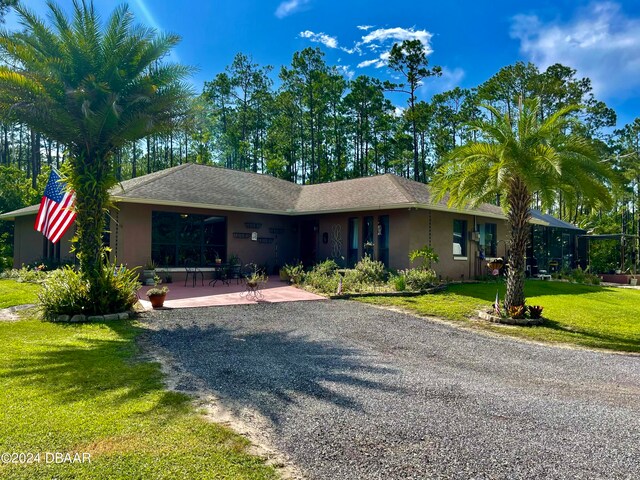 single story home featuring a front yard