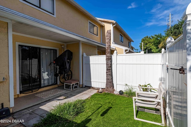 view of yard featuring a patio