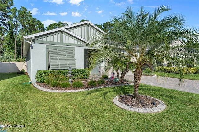 view of front of home with a front lawn