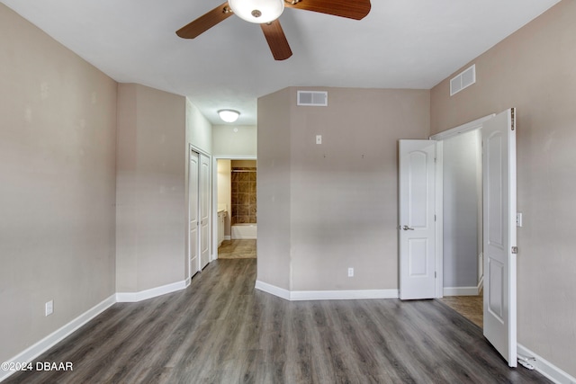 unfurnished room with dark wood-type flooring and ceiling fan