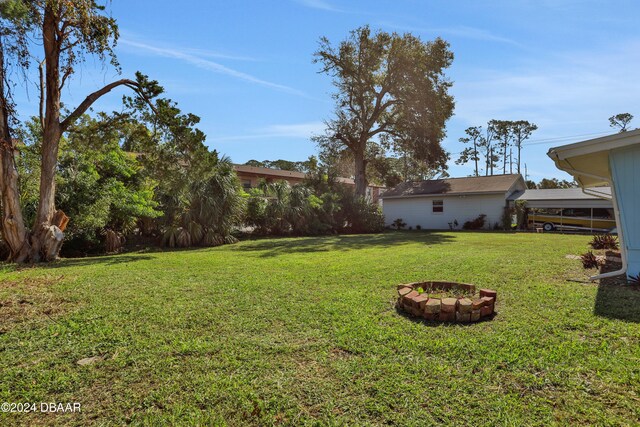 view of yard featuring a fire pit