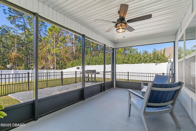 sunroom with ceiling fan