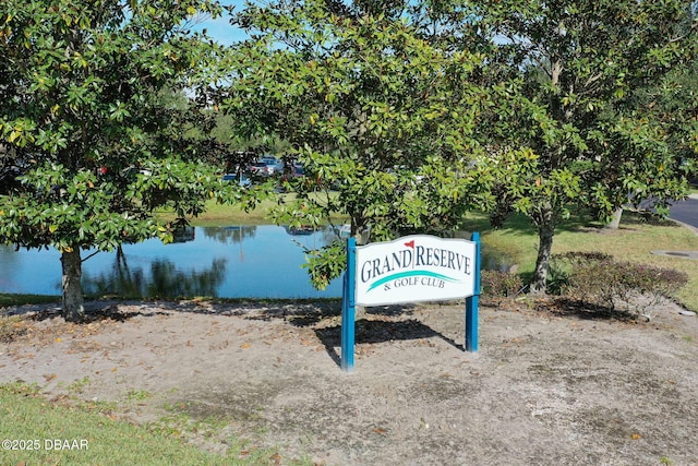 view of property's community featuring a water view