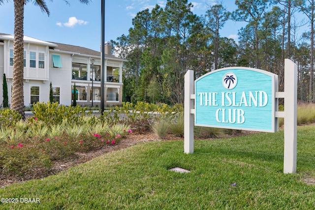 community sign with a lawn