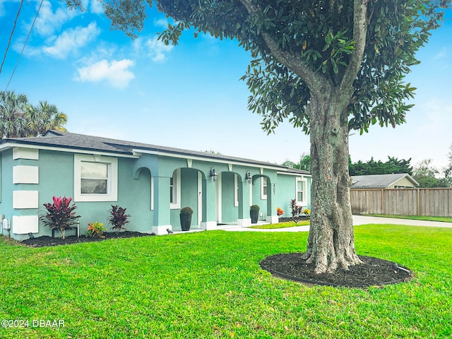 ranch-style home featuring a front lawn