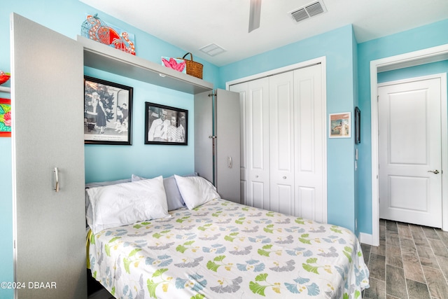 bedroom with hardwood / wood-style flooring, ceiling fan, and a closet