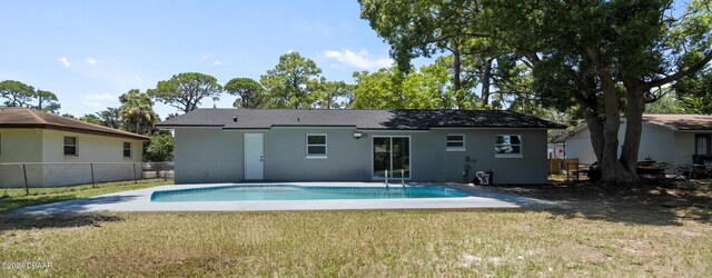 view of swimming pool with a yard