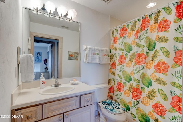 full bath with toilet, visible vents, a shower with shower curtain, and vanity