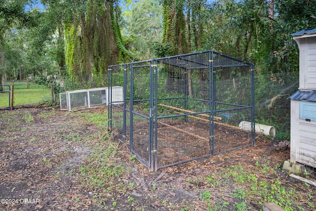 view of yard featuring an outbuilding