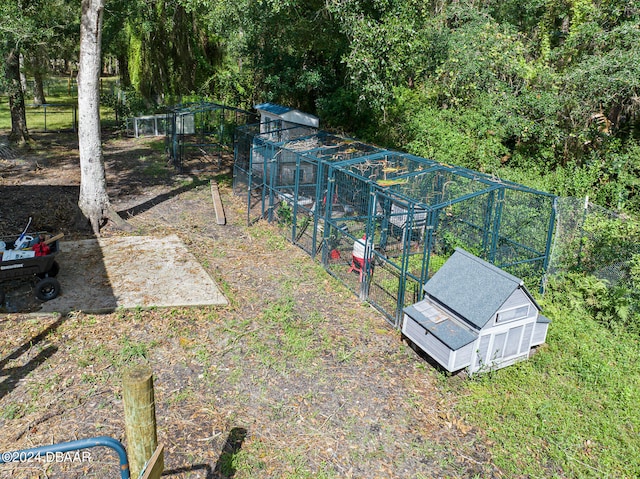 view of yard with an outbuilding