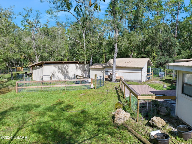 view of yard with an outbuilding