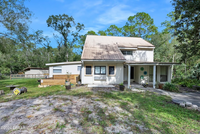 view of front facade featuring a front lawn