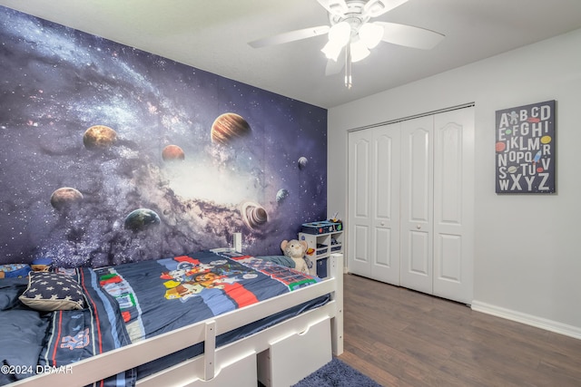 bedroom with wood finished floors, baseboards, ceiling fan, and a closet