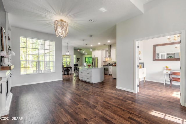 living area featuring a chandelier, dark wood-type flooring, baseboards, and recessed lighting