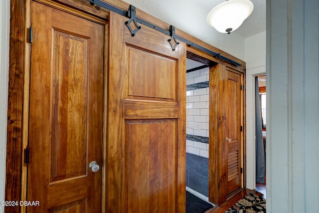 interior details with a barn door