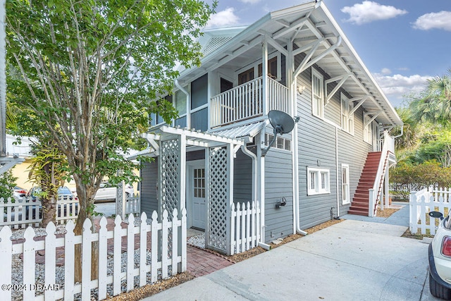 view of front of property featuring a patio area