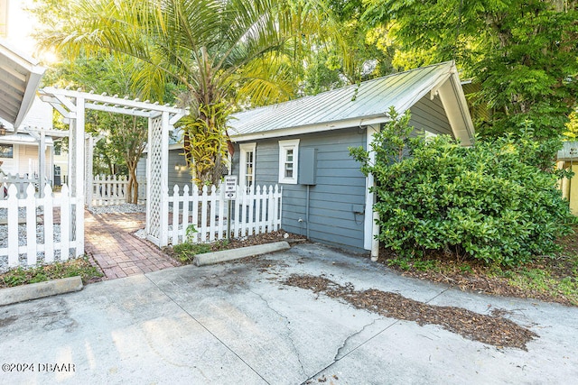 exterior space featuring an outbuilding