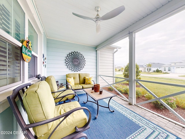 sunroom with ceiling fan