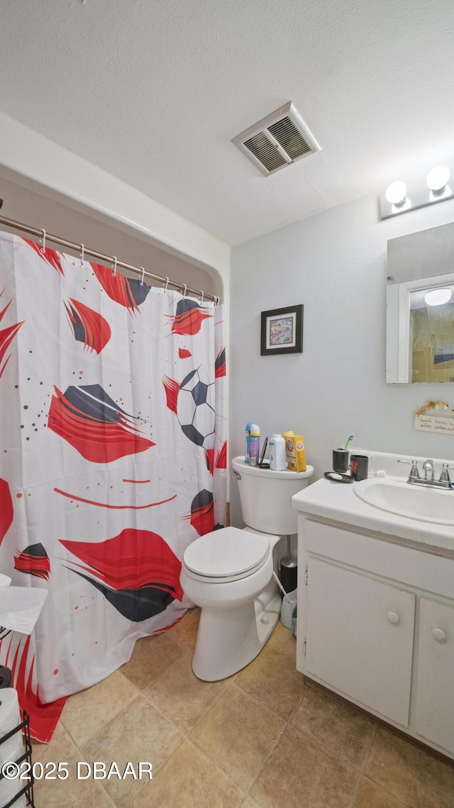 bathroom featuring a textured ceiling, visible vents, curtained shower, vanity, and toilet