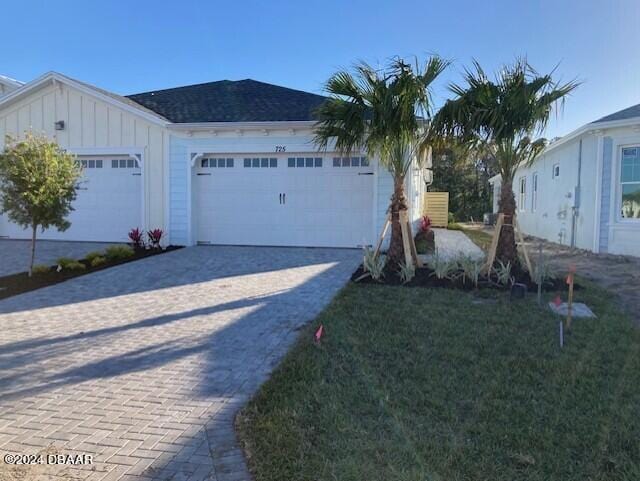 view of front facade with a garage and a front yard