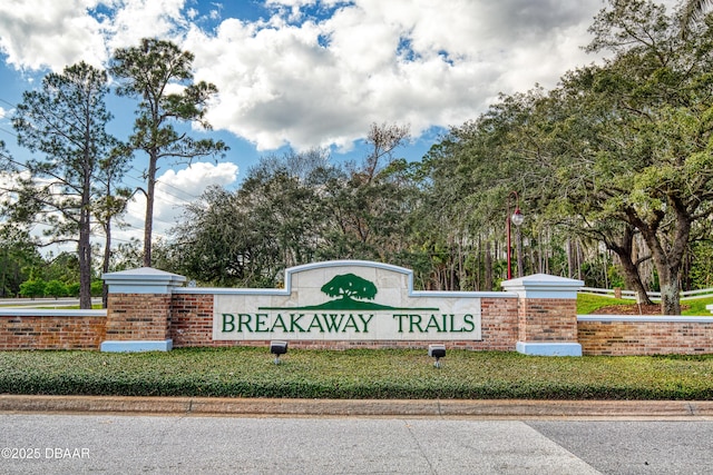 community sign featuring a lawn