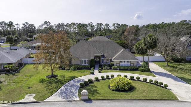 view of front of house featuring a front lawn