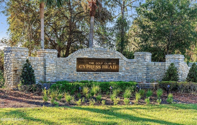 community sign featuring a lawn