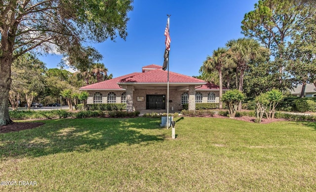 view of front of home with a front lawn