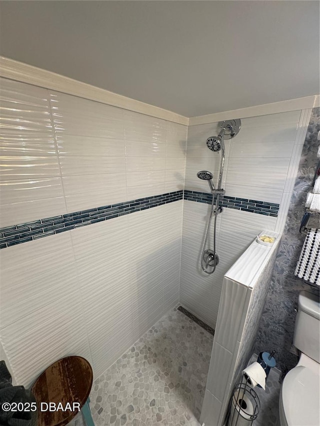 1233 S Atlantic Ave Unit 3070, Daytona Beach, FL 32118 - full bathroom featuring a tile shower, toilet, and tile patterned flooring