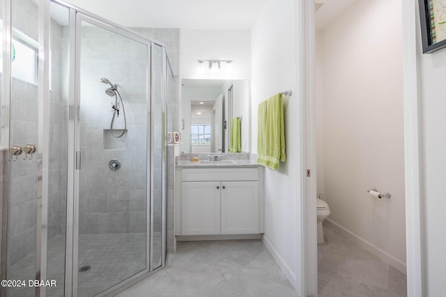 bathroom with vanity, plenty of natural light, toilet, and an enclosed shower