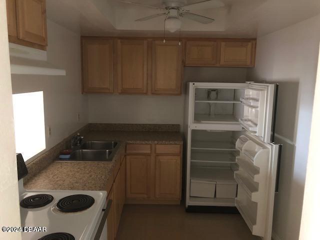 kitchen featuring refrigerator, sink, ceiling fan, and white range with electric cooktop