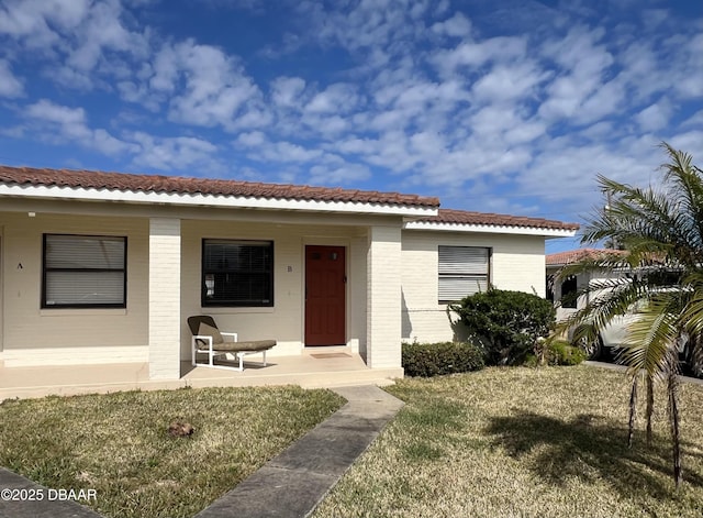 view of front of house featuring a front lawn