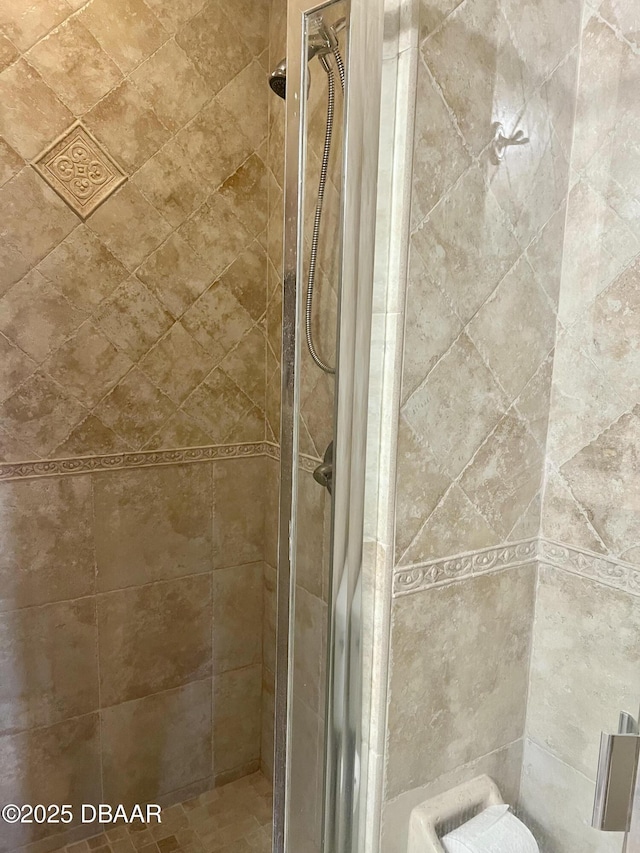 bathroom featuring tiled shower