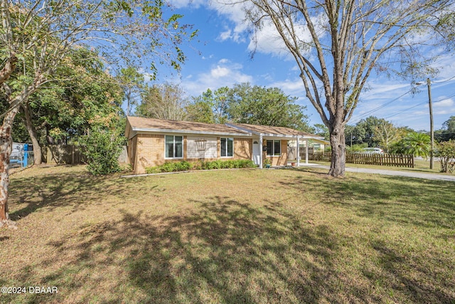 single story home with a front yard