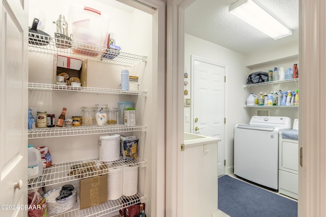 laundry room featuring a textured ceiling and independent washer and dryer