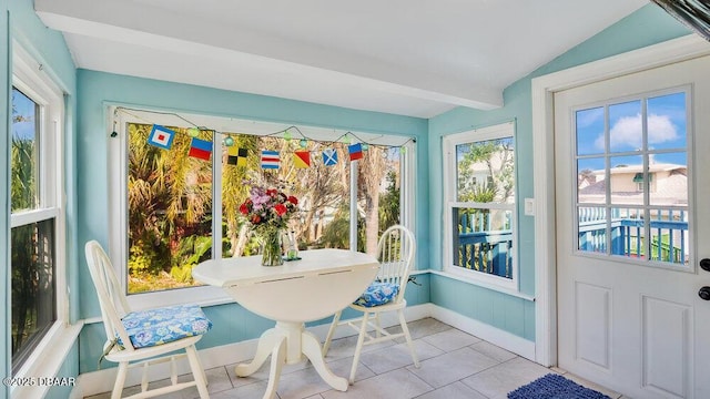 sunroom with vaulted ceiling