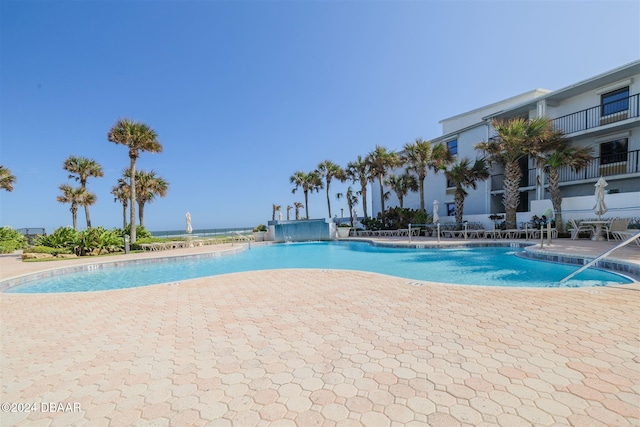 view of pool with pool water feature