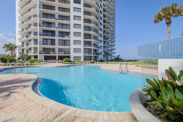 view of swimming pool