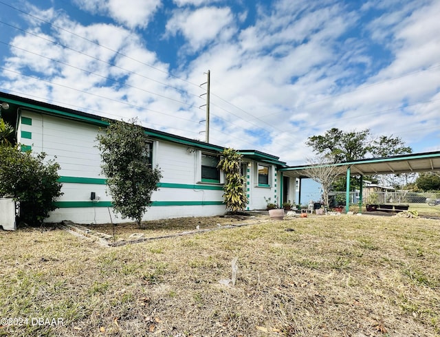 view of front facade featuring a front yard