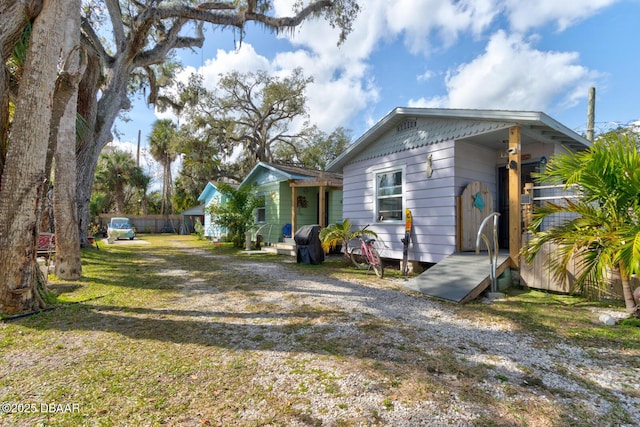 view of front of house featuring a front yard