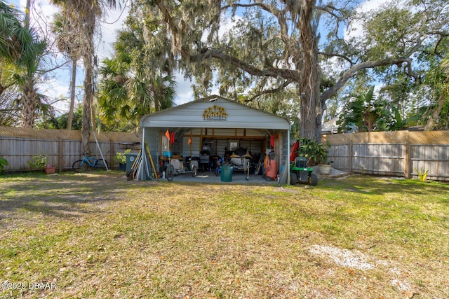 view of yard with an outbuilding