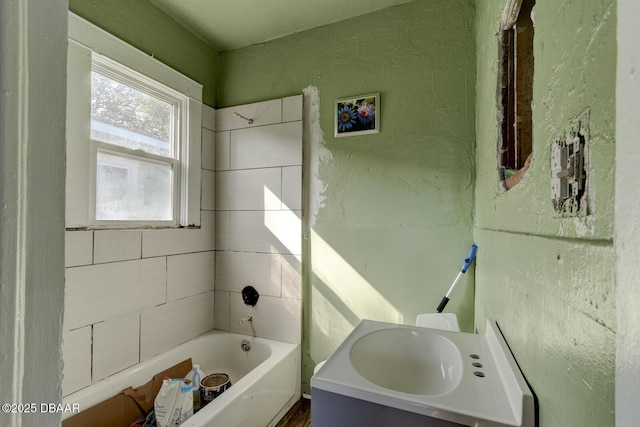 bathroom with sink and tiled shower / bath