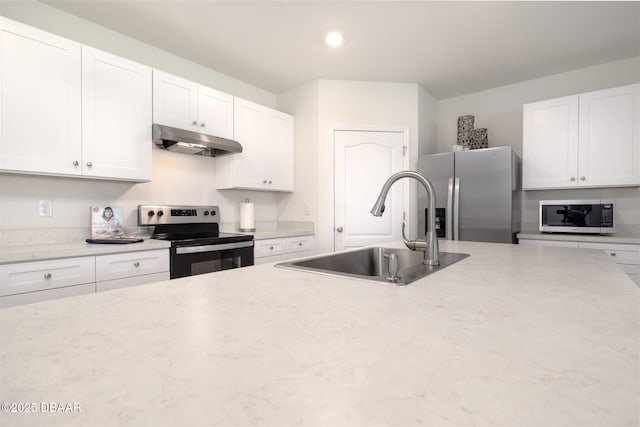 kitchen with stainless steel appliances, under cabinet range hood, white cabinetry, a sink, and recessed lighting