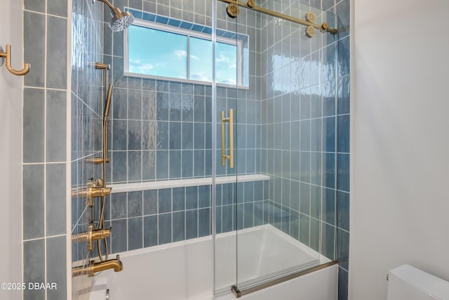 bathroom with combined bath / shower with glass door and toilet
